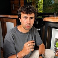 Juanma López es influencer y vive en una camper: “La gente se piensa que vivir aquí es barato. Y para nada”. Gasta más de 1.000 euros al mes