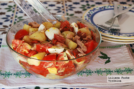 Ensalada de patata, tomate y atún. Receta saludable