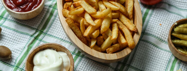 La mejor forma de hacer unas patatas fritas congeladas crujientes no pasa por la freidora: este es el truco 