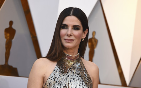 La actriz Sandra Bullock pide que se deje de decir "hijos adoptados": son hijos, y punto
