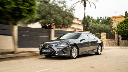 Probamos el Lexus ES 300h: una berlina híbrida con mucho confort que actualiza lo justo su sistema de infoentretenimiento