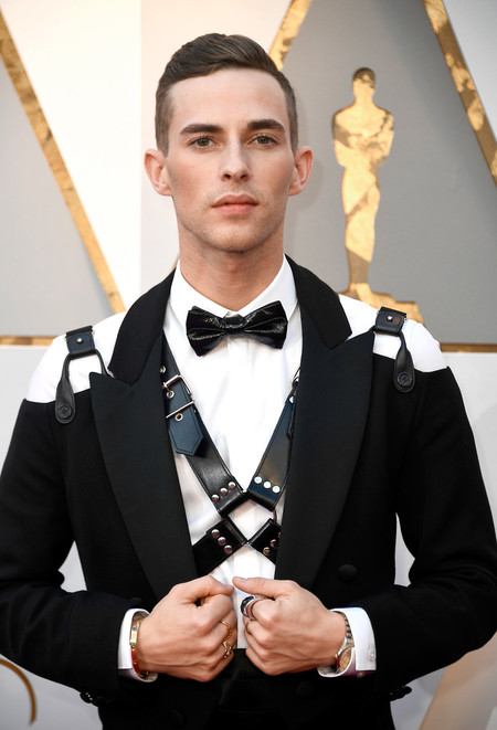 El patinador Adam Rippon inaugura la red carpet de los premios Oscar con un toque bondage