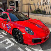 ¿Tú te sacaste el carnet en un SEAT Ibiza? Una autoescuela de Mónaco tiene un Porsche 911 para hacer las prácticas a 159 euros la hora, y es una buena idea