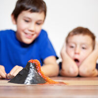 Cómo hacer un volcán en erupción: experimentos caseros con niños 
