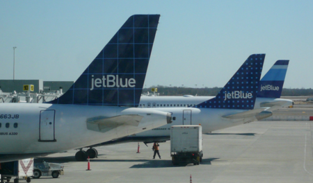 JetBlue será la primera aerolínea que nos dejará pagar con Apple Pay dentro de los aviones