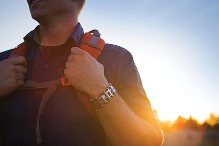 The Tread la pulsera multi herramienta para el hombre activo