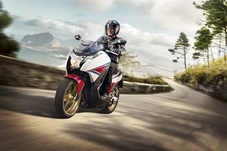 Honda Integra 750, la moto-scooter se renueva con fuerza
