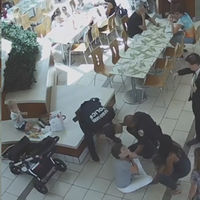 Un policía salva la vida de una niña que se atragantaba, recordándonos la importancia de saber cómo actuar