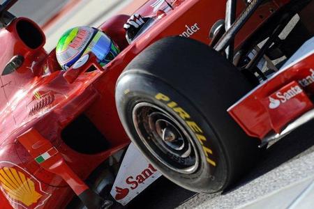 Felipe Massa es el primero en coger por la mano a los nuevos Pirelli