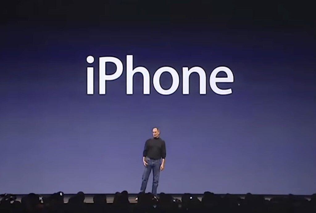 El gran secreto del primer iPhone: Steve Jobs lo lanzó sabiendo que era ilegal y forzó una negociación millonaria en la sombra El gran secreto del primer iPhone: Steve Jobs lo lanzó sabiendo que era ilegal y forzó una negociación millonaria en la sombra