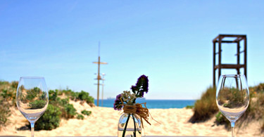 El verano sabe a gazpacho, paella y moluscos y nos lo comemos en los mejores restaurantes con vistas al mar (o casi) 