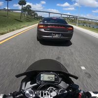 Un policía lanzó por los aires a una moto haciéndole un 'brake check'. Lo grabaron y ahora se enfrenta a una demanda