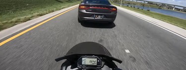 Un policía lanzó por los aires a una moto haciéndole un 'brake check'. Lo grabaron y ahora se enfrenta a una demanda