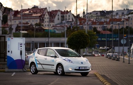 Nissan LEAF cargando
