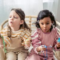Nueve grandes beneficios para los niños de divertirse haciendo pompas de jabón