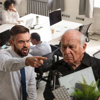 Si te despiden cerca de los 65 años y aún no puedes jubilarte: así puedes cobrar el paro y mejorar tu pensión 