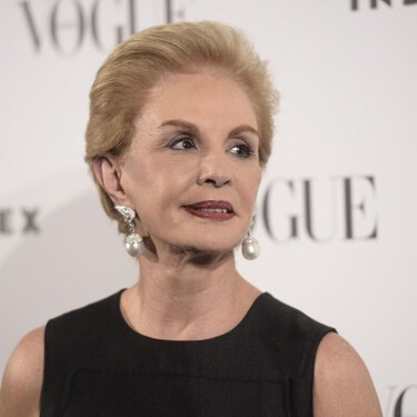 Carolina Herrera tiene la camisa blanca que rejuvenece cualquier look sin perder elegancia