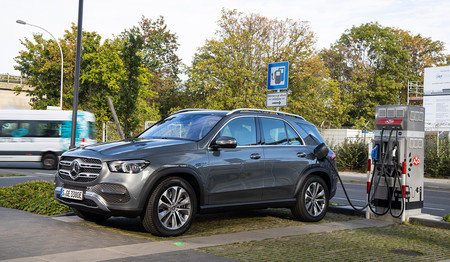 El Mercedes-Benz GLE 350 de híbrido enchufable diésel llega a España con 99 km de autonomía, desde 77.100 euros