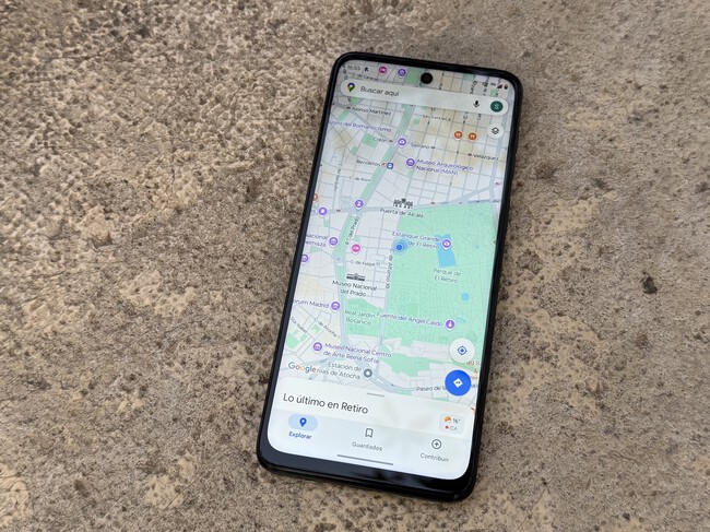 Foto del Motorola Moto G55 5G con la app de Google Maps en pantalla
