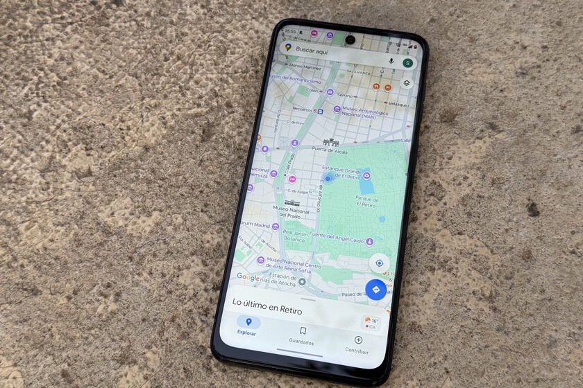 Foto del Motorola Moto G55 5G con la app de Google Maps en pantalla