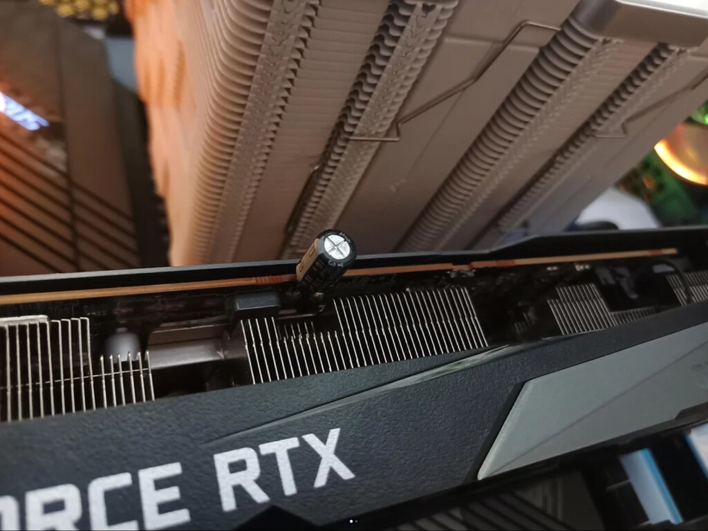 En Serbia arreglan las RTX 3070 rotas con partes de una radio vieja (y terminan funcionado mejor) 