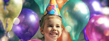 Por qué no es una buena idea abrir los regalos de cumpleaños durante las fiestas infantiles, según una madre