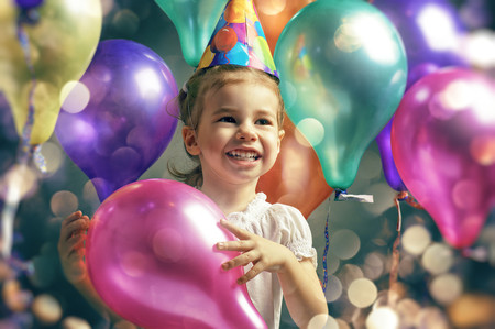 Por qué no es una buena idea abrir los regalos de cumpleaños durante las fiestas infantiles, según una madre