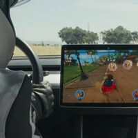 Más de medio millón de Tesla están siendo investigados en EEUU por una funcionalidad que permite usar sus videojuegos en marcha