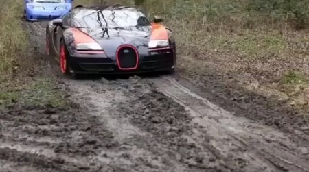 ¡Alucinante! Mira un Bugatti Veyron Super Sport, EB110, Lamborghini Miura SV, Countach y Ferrari LaFerrari haciendo off road