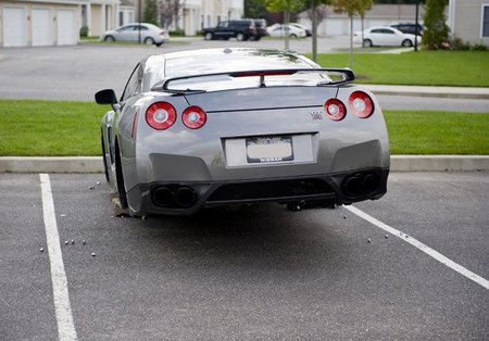 Nissan GT-R pies descalzos