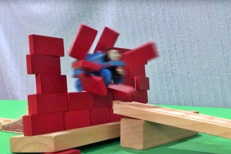 Este vídeo del tren Thomas haciendo acrobacias a lo Ken Block es lo más brillante que verás hoy