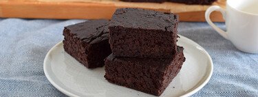 Brownie de alubias negras sin harina ni frutos secos: receta de postre saludable saciante y sin azúcar añadido