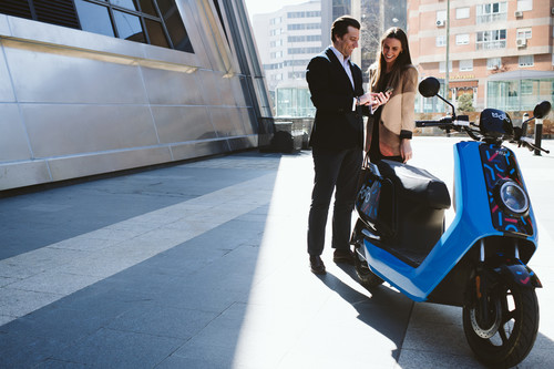 Cabify 'se pasa' a las motos eléctricas compartidas con Movo y sus 300 scooter para Madrid