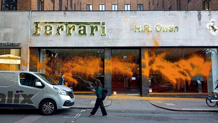 Primero obras de arte y ahora concesionarios. Activistas rocían pintura en agencias Ferrari, Bentley y Bugatti
