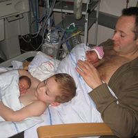 Método Canguro: padre y hermano también practican el piel con piel con los gemelos prematuros