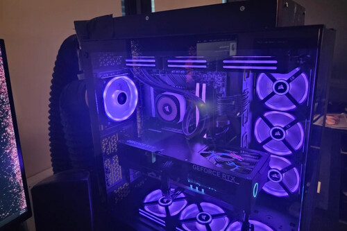 Gamer criou sistema inusitado para resfriar o quarto / Imagem: Reddit