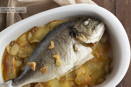 Dorada al horno con patatas. Receta de pescado
