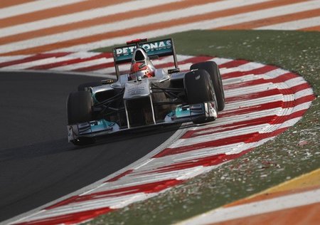 Michael Schumacher es el piloto que más adelanta en la primera vuelta