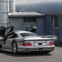 En Instagram salen vídeos con textos random de la Tesla Cybertruck y del Mercedes CLR. Nadie sabe fijo por qué es, pero los expertos tienen varias teorías