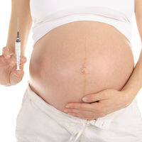 La vacuna de la gripe durante el embarazo no afecta el desarrollo del bebé y previene complicaciones graves