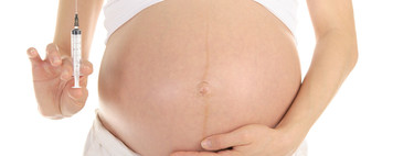 La vacuna de la gripe durante el embarazo no afecta el desarrollo del bebé y previene complicaciones graves