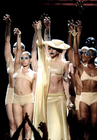 Lady Gaga pierde kilos a lingotazos de Whisky