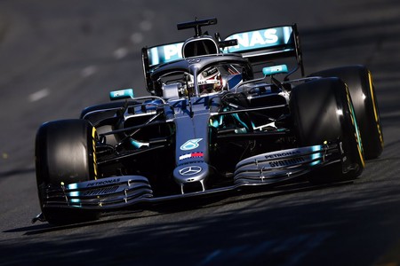 Lewis Hamilton destapa las miserias de Ferrari: pole position, récord del circuito y medio segundo a Vettel