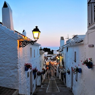 El balcón más bonito al mar está al sur de España. Es un pueblo de Málaga en medio de la sierra