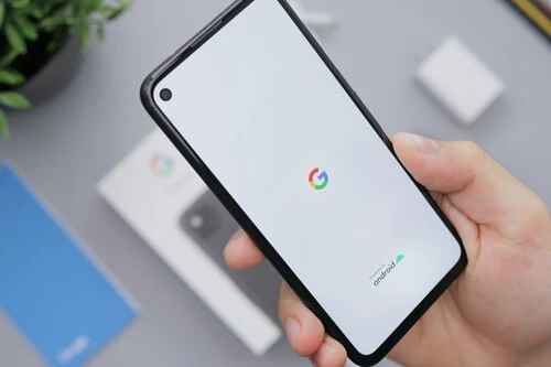 Foto de un móvil con el logo de Google en pantalla