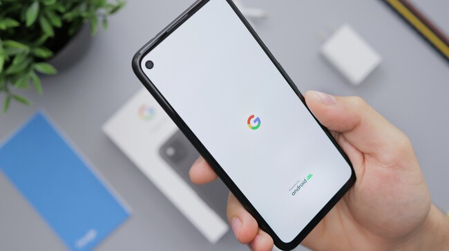 Foto de un móvil con el logo de Google en pantalla