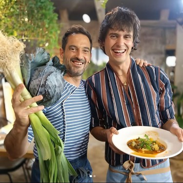 Este joven de Guipúzcoa es influencer de moda, pero trabaja como verdulero en mercadillos: “Lo rural también puede ser estiloso”