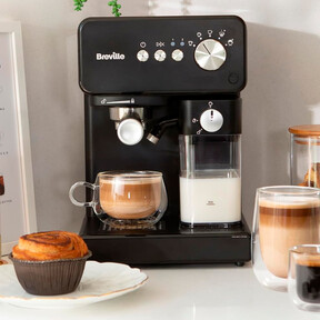 Pequeña, pero potente: esta cafetera exprés es ideal para los pisos pequeños y ahora está rebajada a precio mínimo 