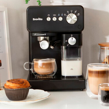 Pequeña, pero potente: esta cafetera exprés es ideal para los pisos pequeños y ahora está rebajada a precio mínimo 