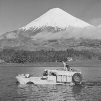 Vivieron 10 años en un Ford anfibio convertido en camper con su perra, pero el cuento de hadas acabó mal: así nació una de las mayores aventuras sobre ruedas jamás contadas